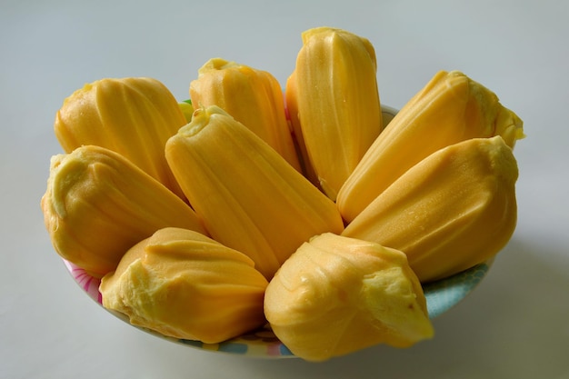 Photo un bol de délicieux fruits sucrés de jacquier. mise au point sélective de jack fruit