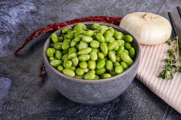 Un bol de délicieux haricots d'edamame crus