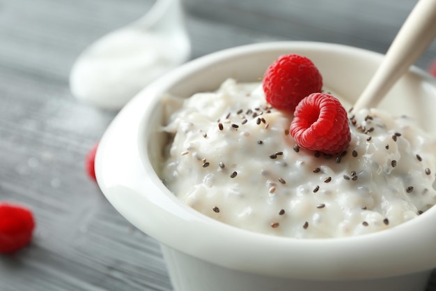 Bol avec un délicieux pudding aux graines de chia en gros plan