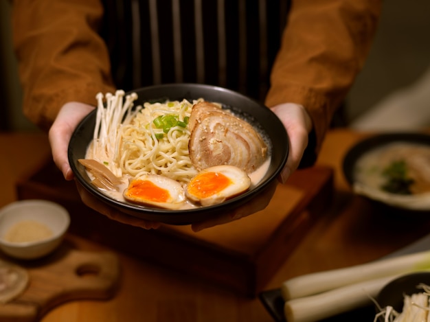 Bol de délicieux ramen Tonkotsu au porc