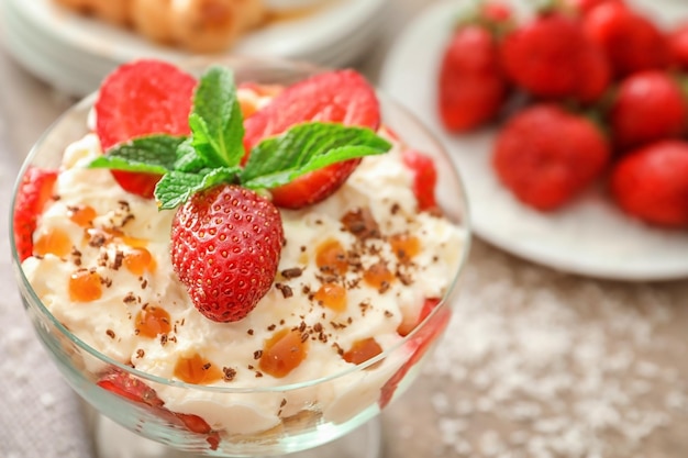 Bol de dessert délicieux avec gros plan caramel et fraise