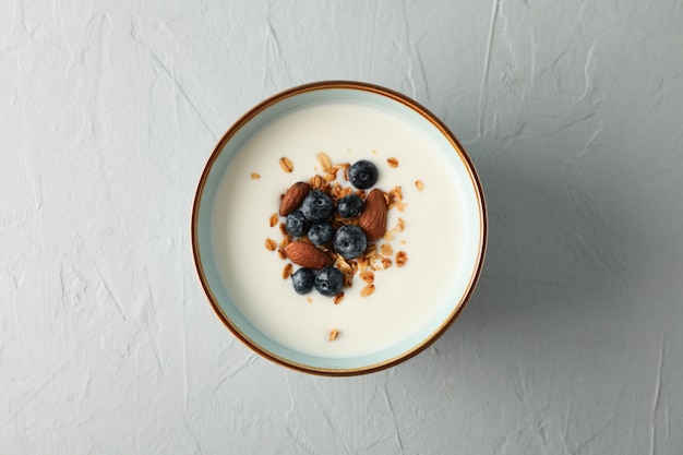 Bol avec dessert parfaits sur fond de ciment blanc