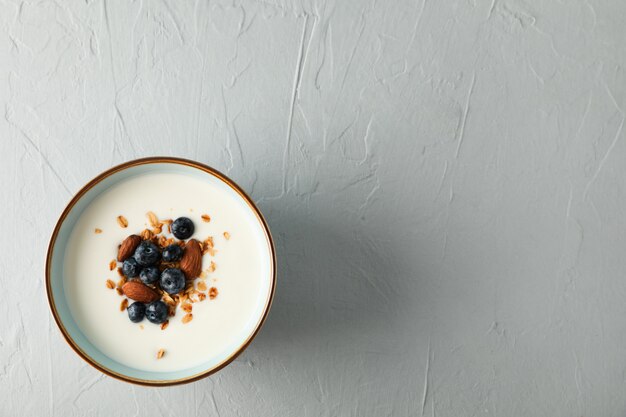 Bol Avec Dessert Parfaits Sur Fond De Ciment Blanc