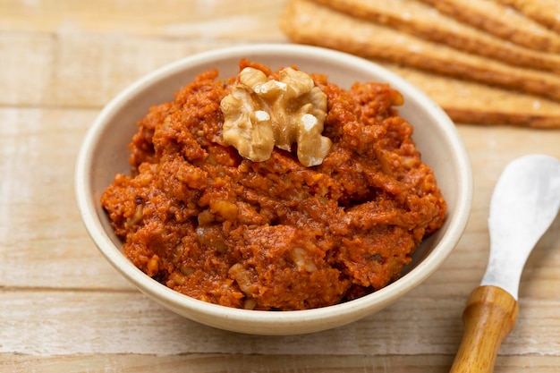 Un bol avec du muhammara frais fait de près