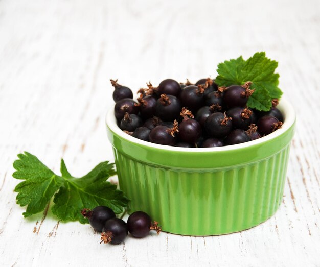 Photo un bol avec du raisin noir