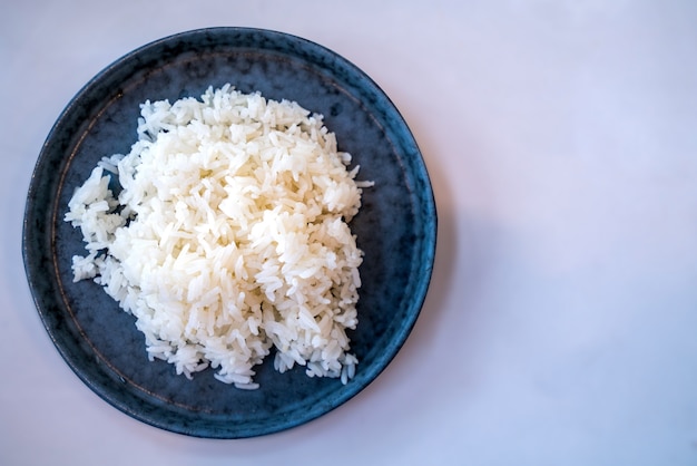 Photo bol avec du riz blanc cuit se bouchent