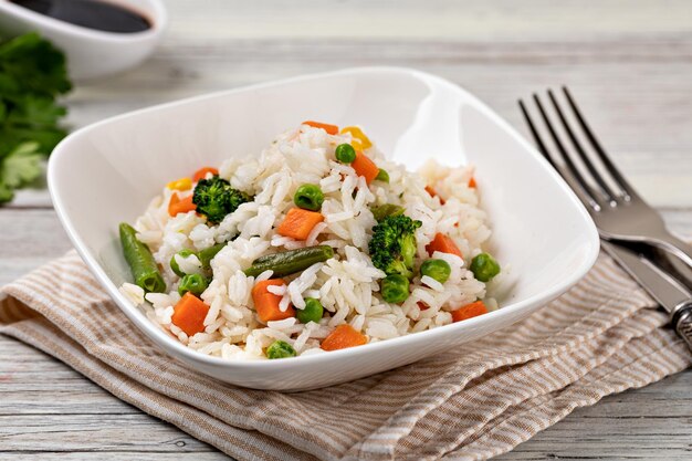 Un bol avec du riz et des légumes savoureux Focus sélectif