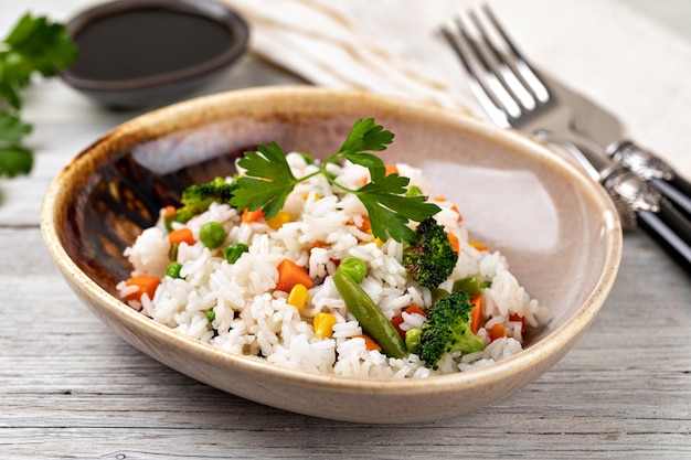 Bol avec du riz savoureux et des légumes