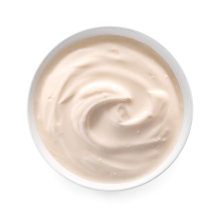 Photo bol avec du yogourt savoureux sur blanc