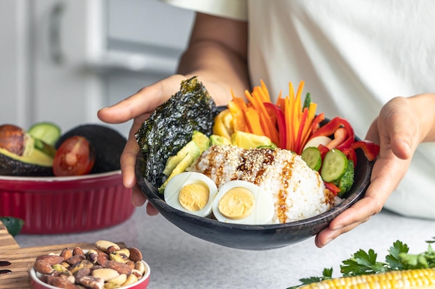 Un bol fait maison avec du riz, des légumes et des œufs.