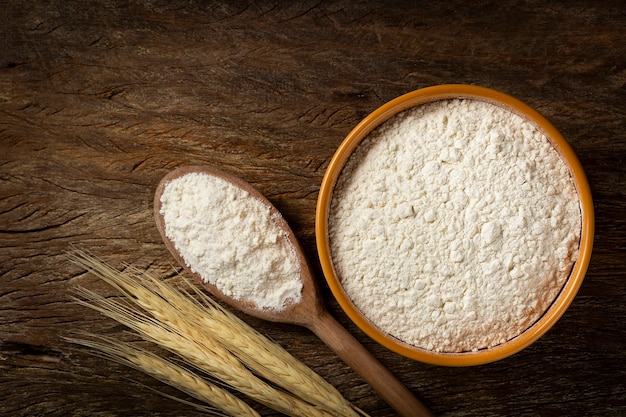 Bol avec de la farine de blé sur la table