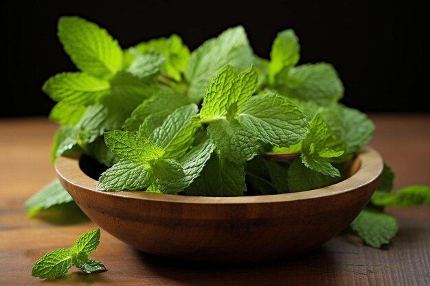 un bol de feuilles de menthe sur une table.