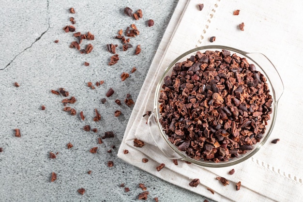 Bol avec fèves de cacao sur la table