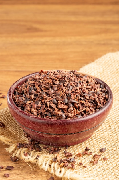 Bol avec fèves de cacao sur la table