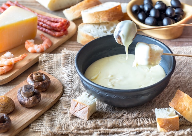 Bol de fondue avec apéritifs