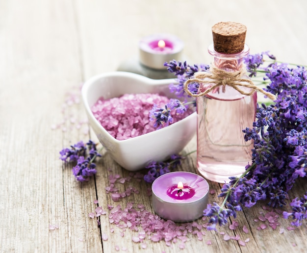 Bol en forme de coeur avec du sel de mer, de l&#39;huile et des fleurs de lavande fraîches