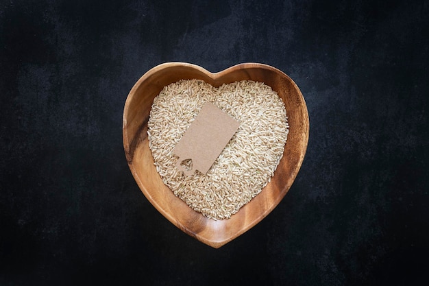 Bol en forme de coeur avec riz brun avec espace de copie