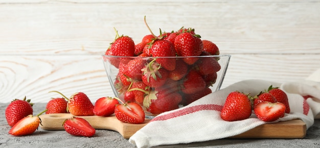 Bol avec fraise savoureuse sur table grise. Baie d'été