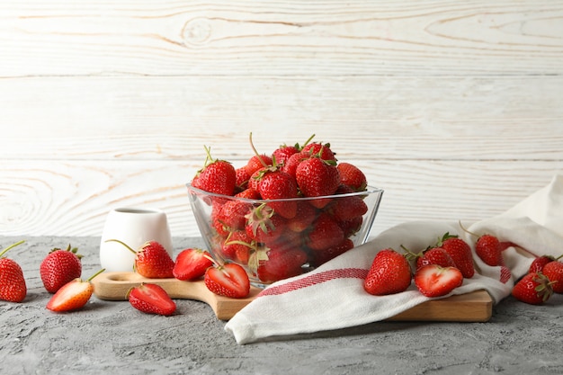 bol de fraise savoureuse sur table grise