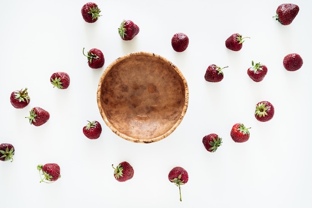 Photo bol de fraises mûres sur une surface blanche