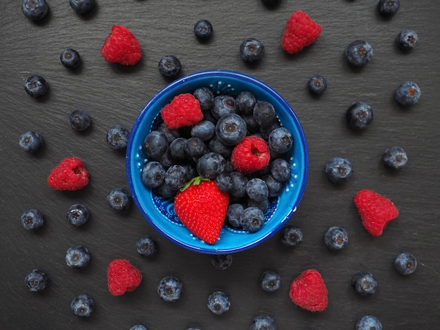 Bol avec framboises et myrtilles