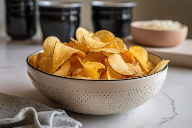 Bol de frites croustillantes prêtes à empiler ou saupoudrer de sel et de poivre