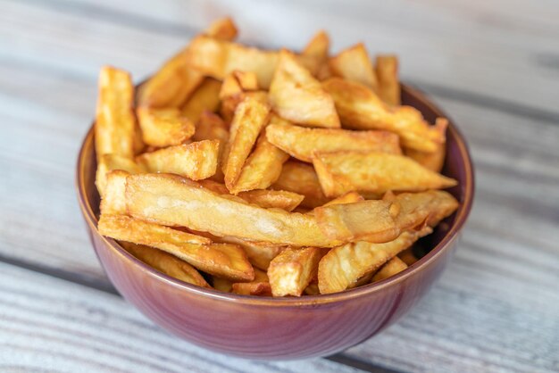 Un bol de frites de patates douces frites dans un bol