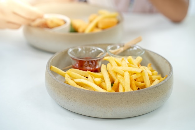 Bol De Frites Sur Table Au Restaurant Pour Le Déjeuner