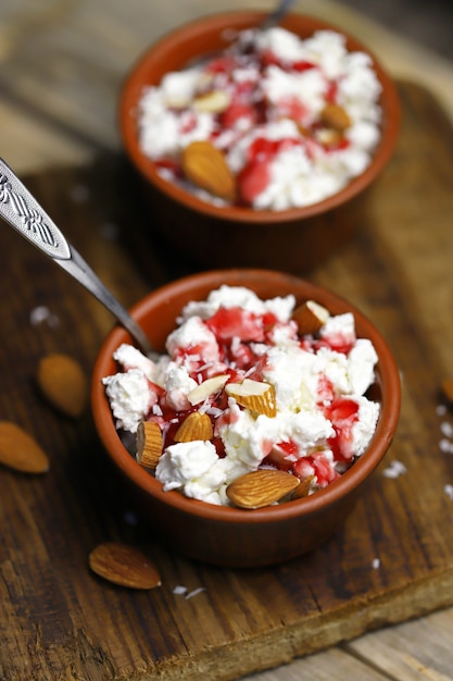 Un bol de fromage cottage avec garniture et amandes