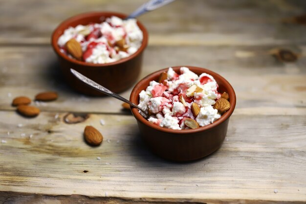 Un bol de fromage cottage avec garniture et amandes