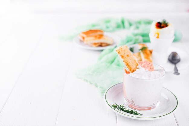 Bol de fromage à la crème avec des toasts croustillants