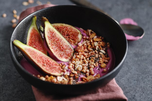 Bol fruité avec muesli granola et figues servi dans un bol