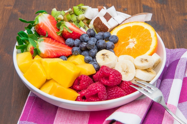 Bol de fruits mélangés et tropicaux