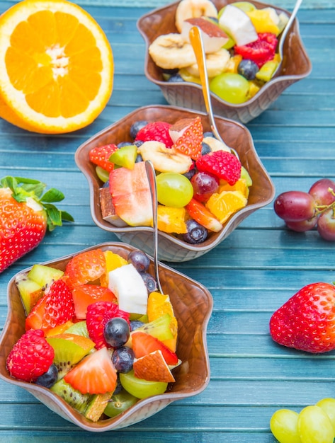 Bol de fruits mélangés et tropicaux