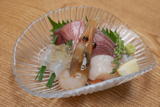 Un bol de fruits de mer avec une feuille verte sur le côté.