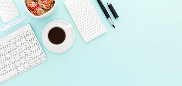 Bol de fruits pour le petit déjeuner au bureau avec copie-espace