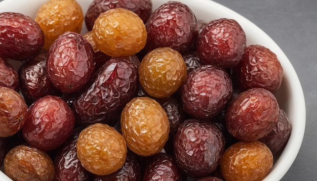 un bol de fruits secs avec un bol blanc de kiwi