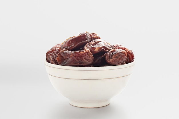 Un bol de fruits secs avec un qui dit "date" dessus