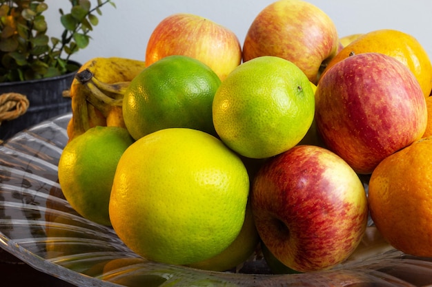 Bol de fruits sur la table