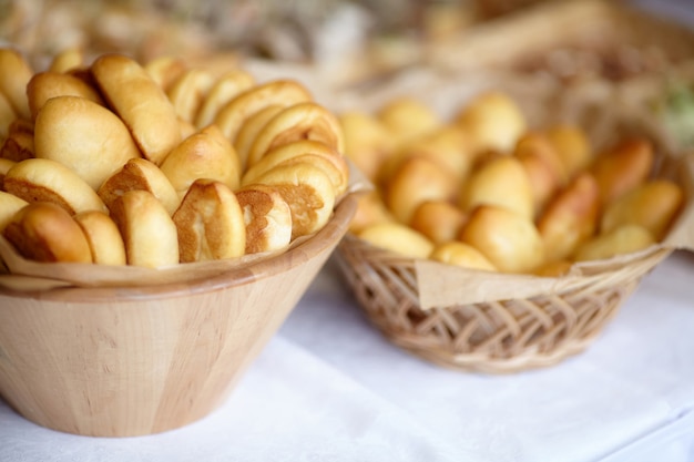 Bol de galettes fraîches au four, pirozhki russe