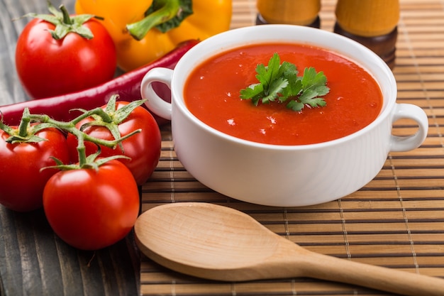 Bol de gaspacho ou soupe de tomates avec des ingrédients