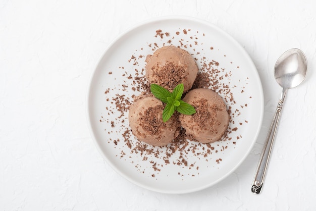 Bol de glace au chocolat sur fond de bois blanc De la vue de dessus