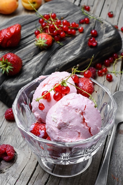 Bol de glace aux fruits