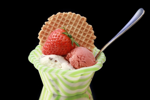 un bol avec de la glace et des biscuits