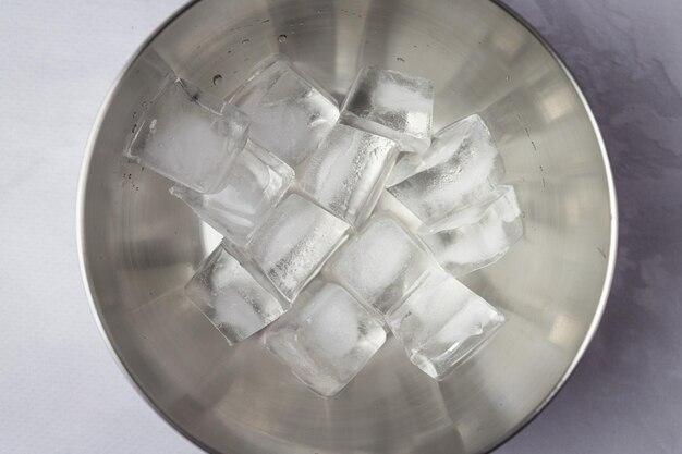 Un bol de glace avec des glaçons dedans