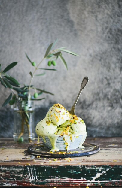 Bol de glace à la pistache maison sur le comptoir de la cuisine