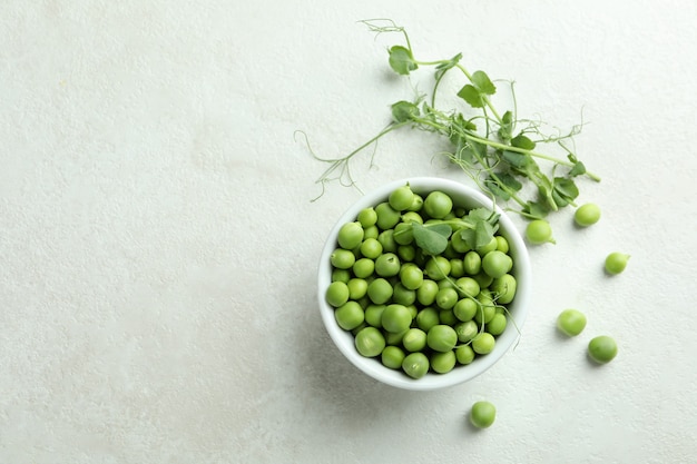 Bol avec graines de pois sur blanc