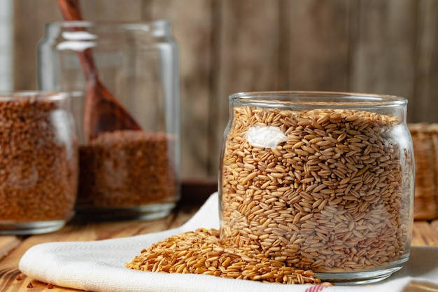 Bol de grains d'avoine entiers non cuits sur table de cuisine