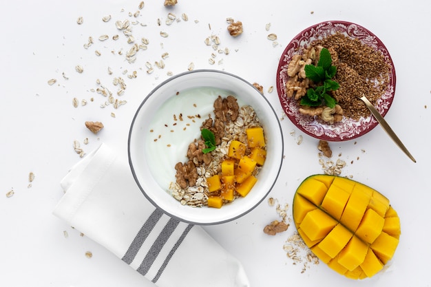 Bol de granola fait maison avec du yaourt et des céréales