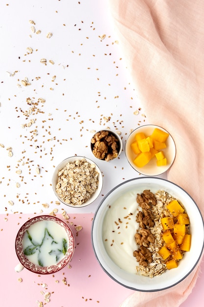 Bol de granola fait maison avec du yaourt et des céréales